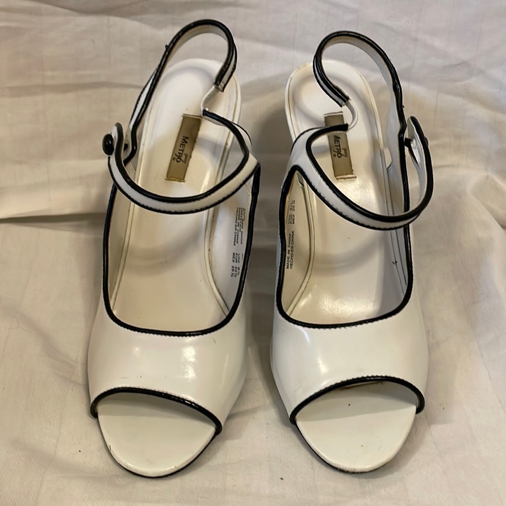 Metro 7 Sage shoe size 8 1/2 -4 inch heel white with black trim
